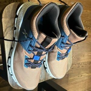 WOMEN'S ON CLOUD HI EDGE, BLUSH/STORM, 10B MEDIUM